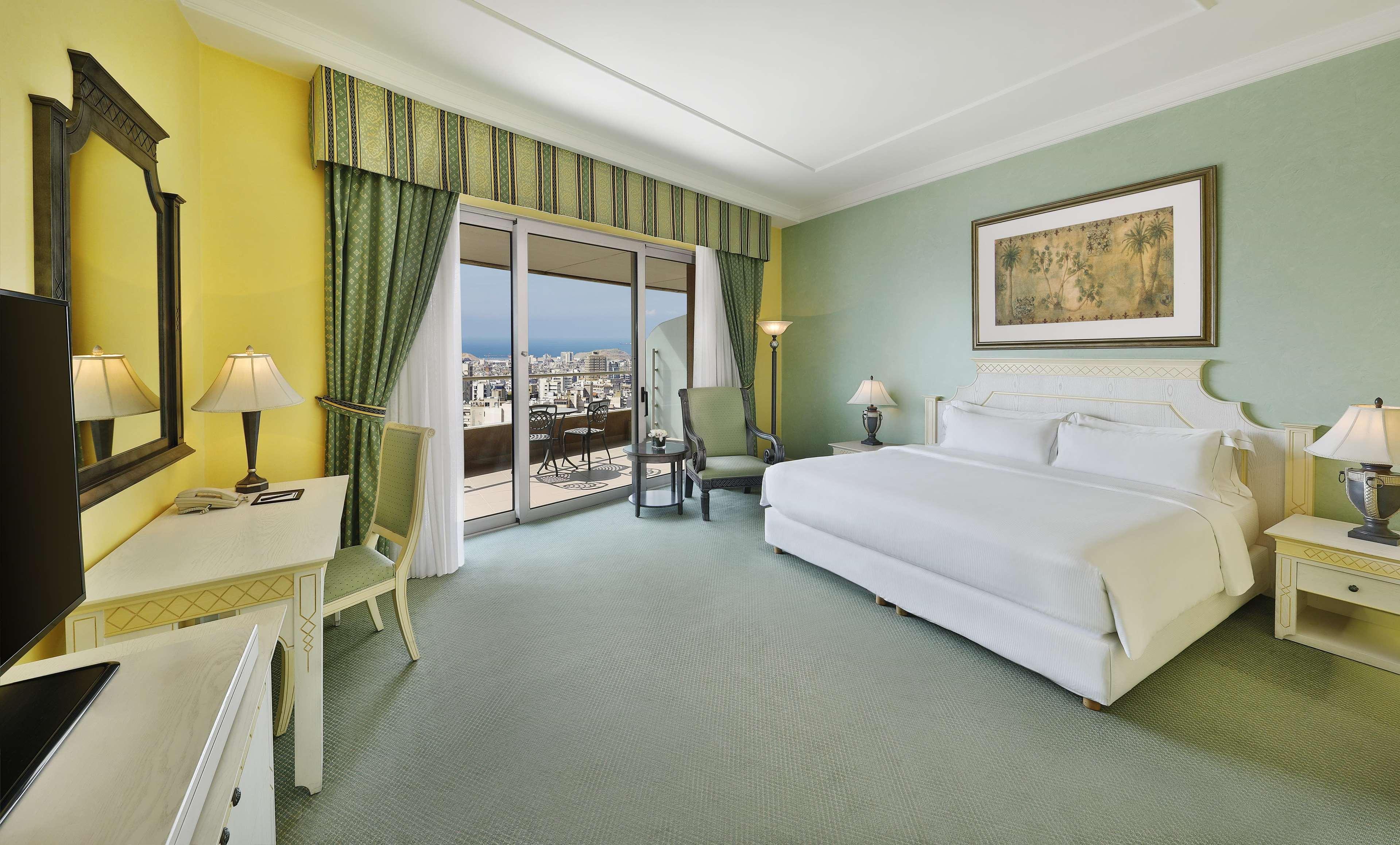 Отель Al Habtoor Grand Бейрут Экстерьер фото