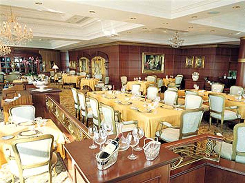 Отель Al Habtoor Grand Бейрут Экстерьер фото